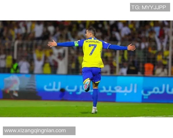 足球巨星惊喜现身赛场引爆全场观众热情欢呼瞬间点燃激情