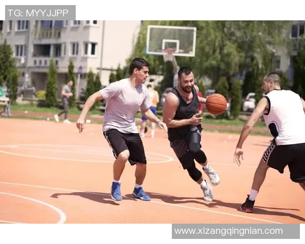 足球球星花式颠球炫技展示力量与技巧结合的精彩瞬间